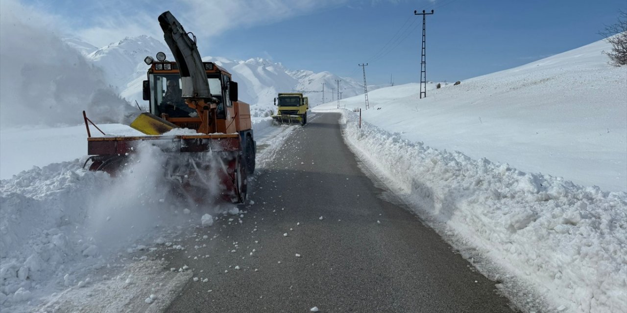 Çığ nedeniyle kapanan Dağlıca yolunda çalışmalar devam ediyor