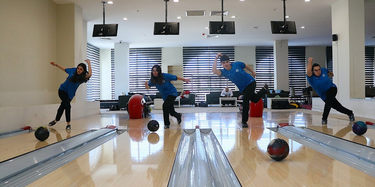 Eğlenmeye gittikleri salonda bowling sporcusu oldular