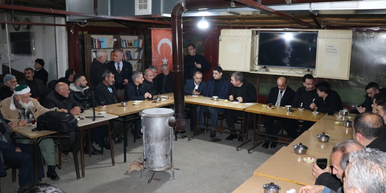 Erzincan Valisi Aydoğdu ortamından etkilendiği çay ocağına kitaplık yaptırdı