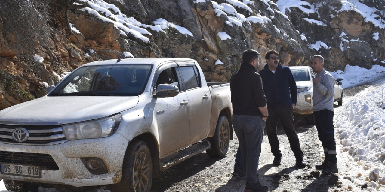 Bitlis'te elektrik arıza ekibinin çamura saplanan aracı iş makinesiyle çıkarıldı