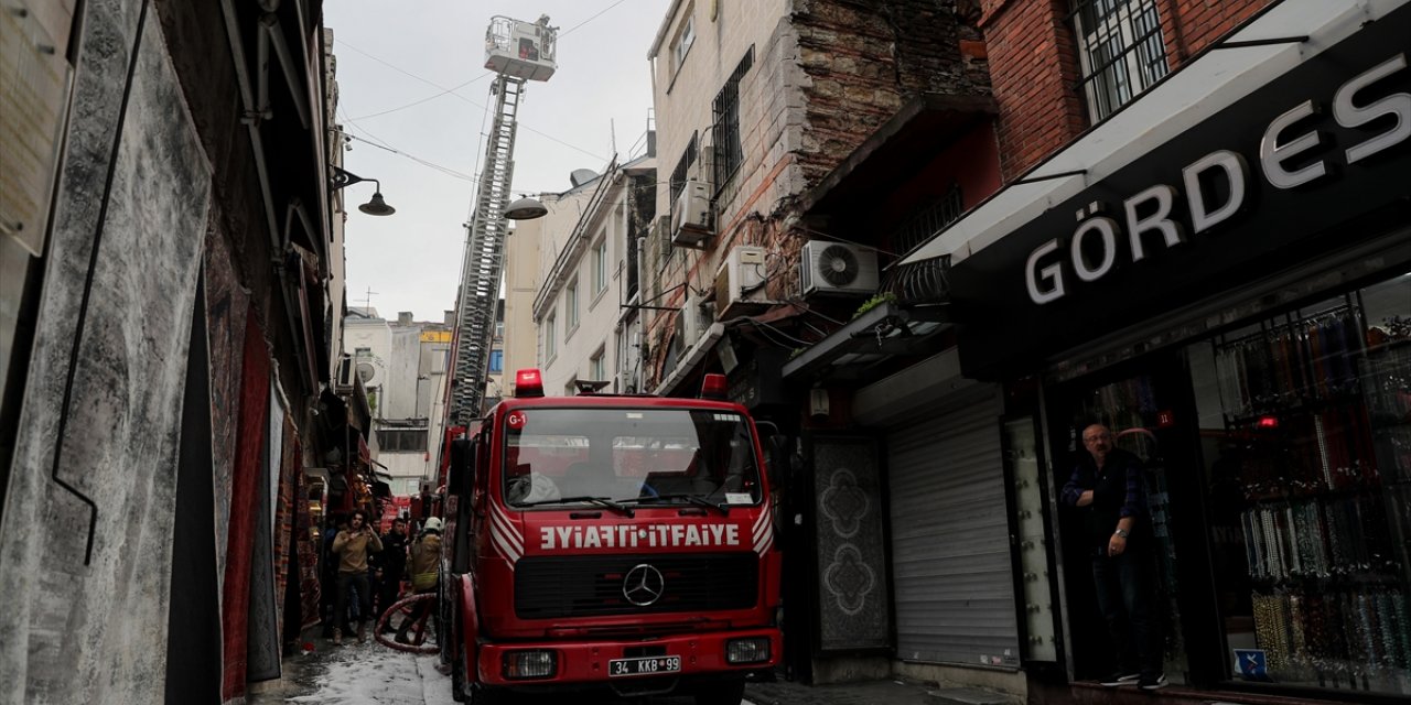 Fatih'te bir handa ayakkabı deposunda çıkan yangın söndürüldü