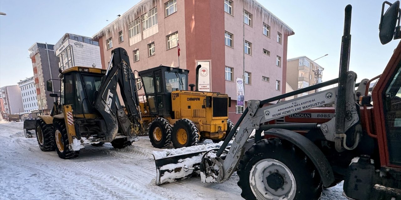 Ardahan'a yağan kar kamyonlarla kent dışına taşınıyor