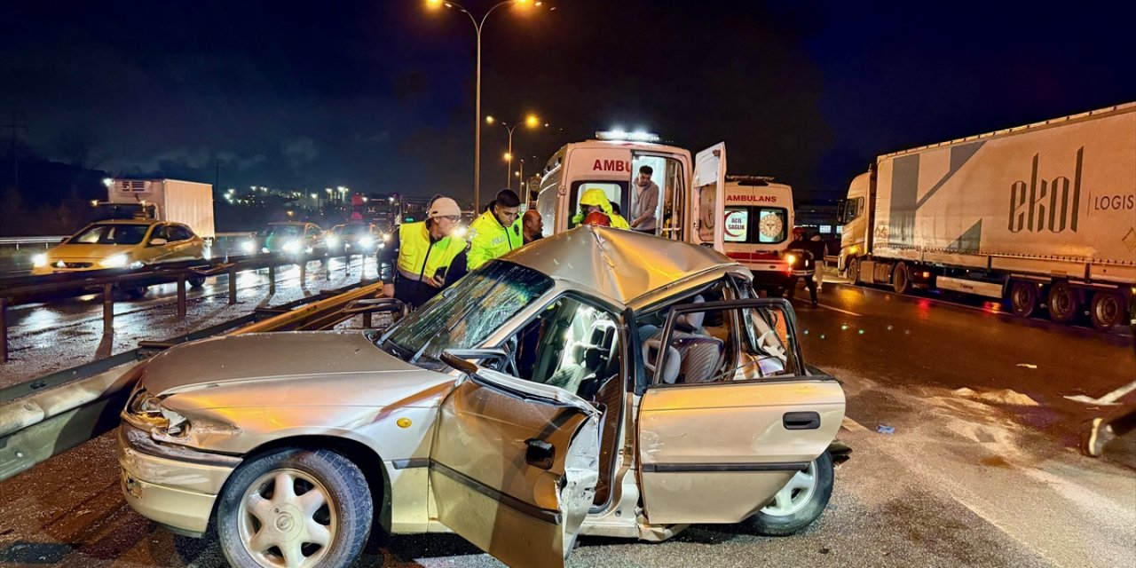 Anadolu Otoyolu Kocaeli kesiminde tır ile otomobilin çarpıştığı kazada 2 kişi ağır yaralandı