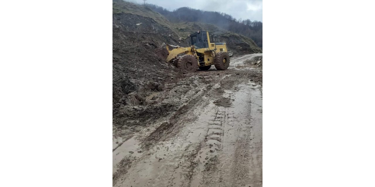 Kastamonu'da toprak kayması nedeniyle kapanan yol ulaşıma açıldı