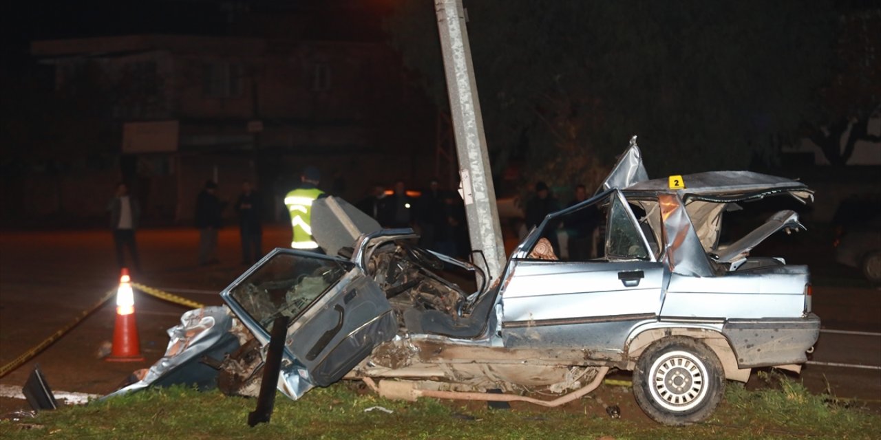 Hatay'da aydınlatma direğine çarpan otomobilin sürücüsü kurtarılamadı