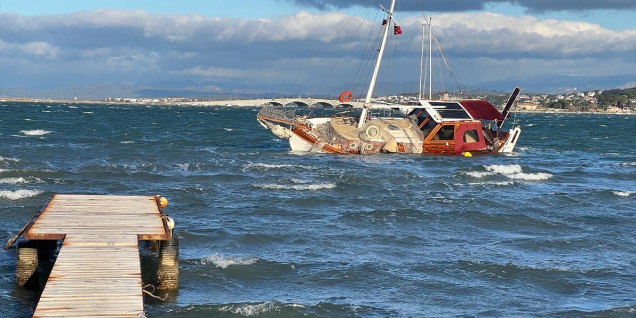 Ayvalık’ta kuvvetli fırtına nedeniyle tekneler alabora oldu