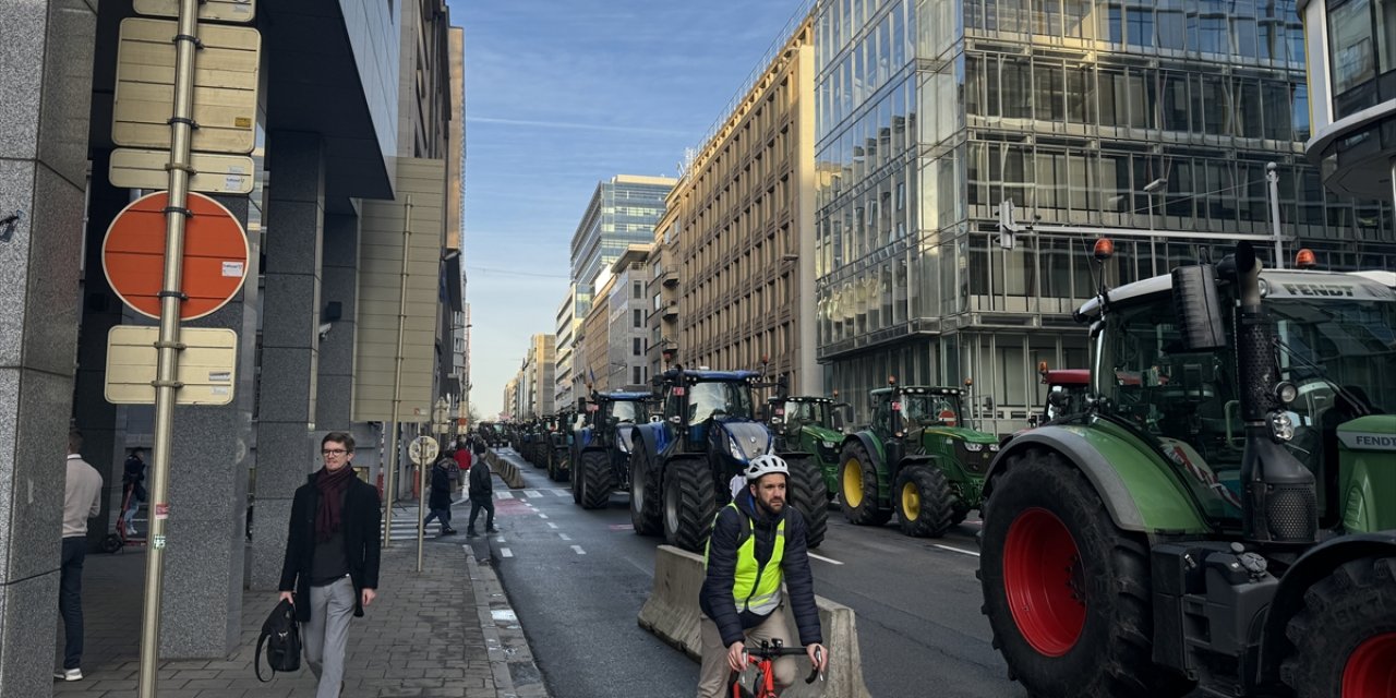 Çiftçiler Avrupa Parlamentosu'nun önünde protesto düzenledi