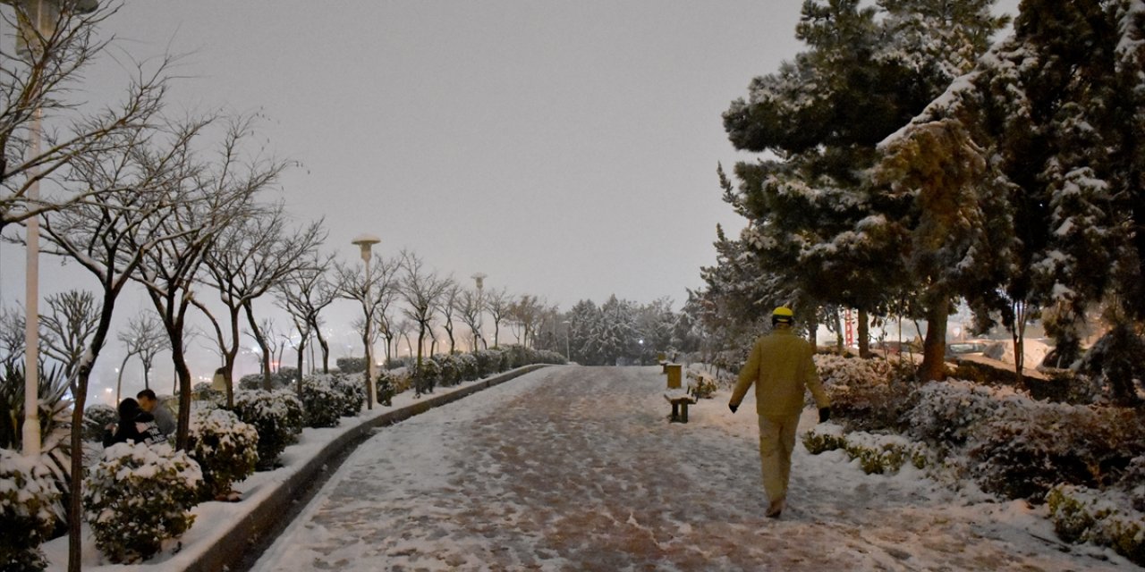 Tahran’a yılın ilk karı yağdı