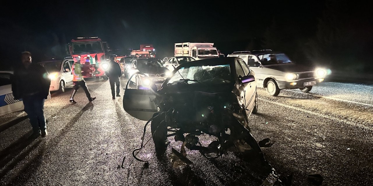 Adıyaman'da iki otomobilin çarpıştığı kazada 6  kişi yaralandı