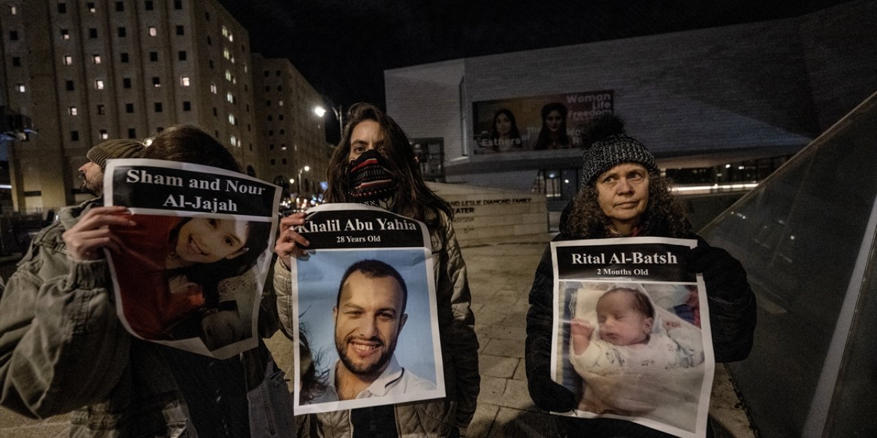 Batı Kudüs'te savaş karşıtı İsrailli aktivistler İsrail'in Gazze'deki saldırılarını protesto etti