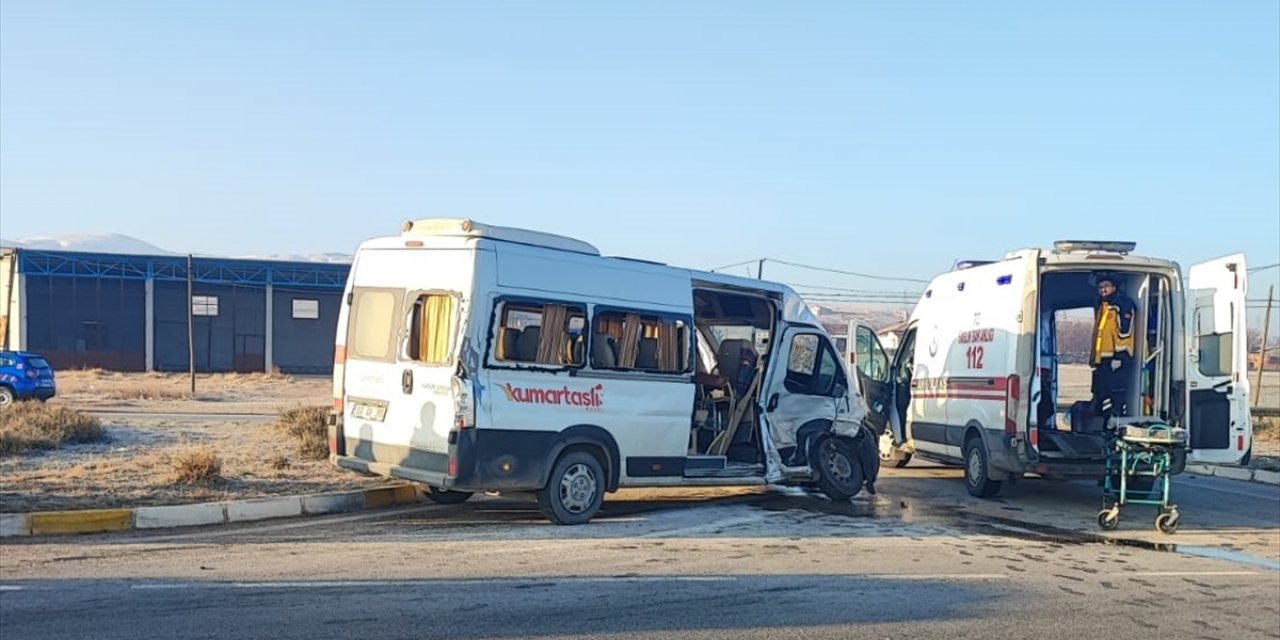 Afyonkarahisar'da minibüs ile kamyonetin çarpışması sonucu 8 kişi yaralandı