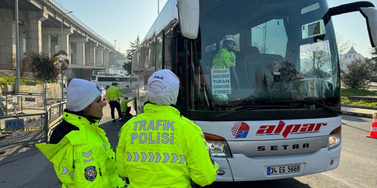 Eğitimde tatil döneminin bitmesiyle yoğunluk yaşanan Büyük İstanbul Otogarı'nda otobüsler denetlendi