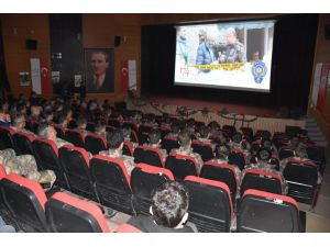 "Reng-i Hakkari" polisler için sahne aldı