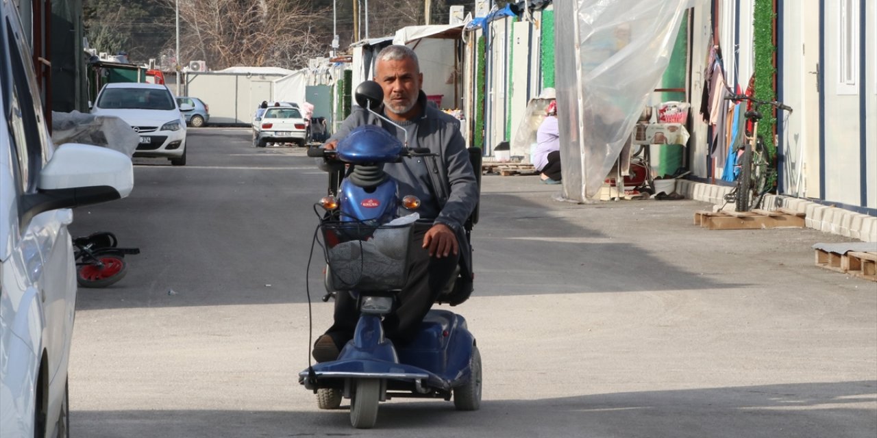 6 ŞUBAT DEPREMLERİNİN BİRİNCİ YILI - Depremde eşini, oğlunu ve bacağını kaybeden Yunus usta konteyner kentte arızaları gideriyor