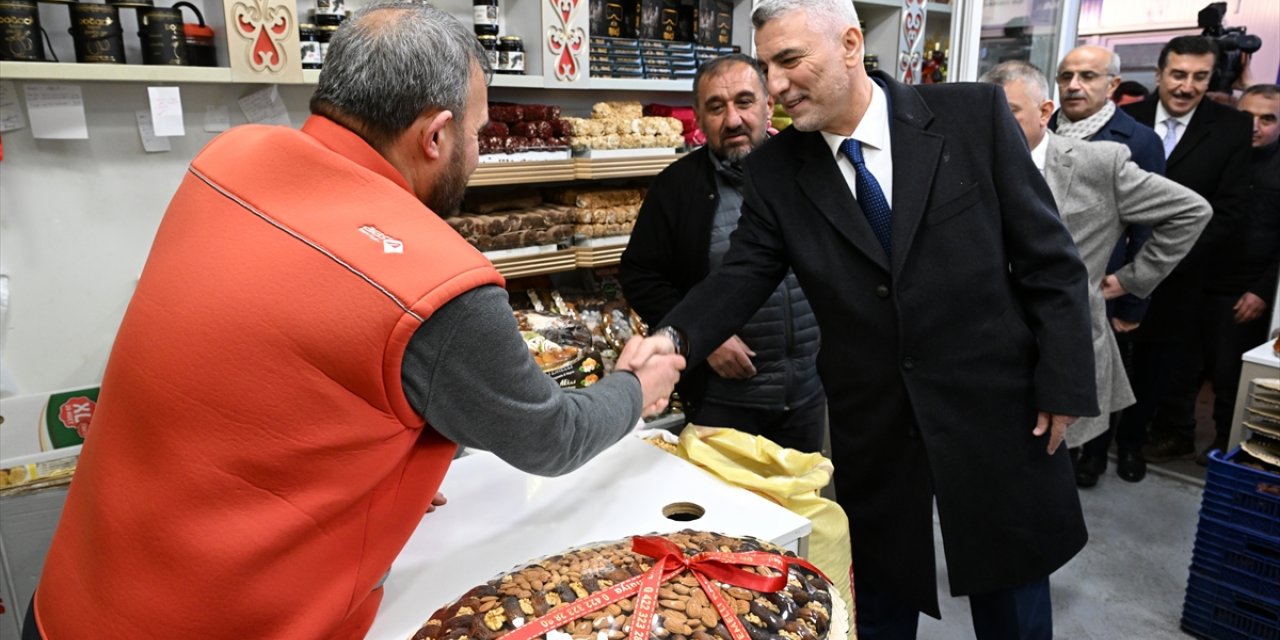 Ticaret Bakanı Ömer Bolat, Malatya'da depremzede esnaf ve vatandaşları ziyaret etti: