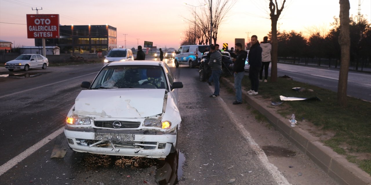 Şanlıurfa'da iki otomobilin çarpıştığı kazada 3 kişi yaralandı