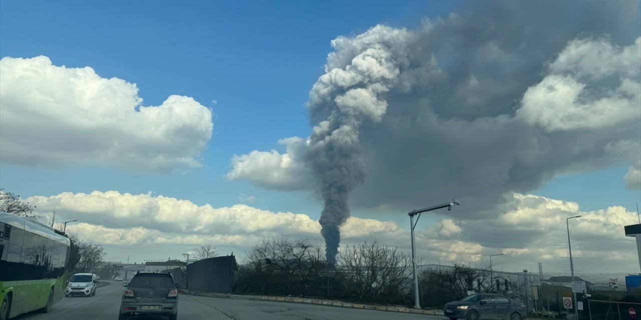 Kocaeli'de bir fabrikada çıkan yangına müdahale ediliyor