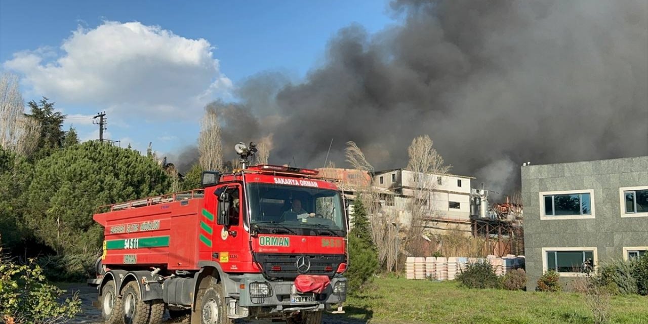GÜNCELLEME 2 - Kocaeli'de bir fabrikada çıkan yangın kontrol altına alındı