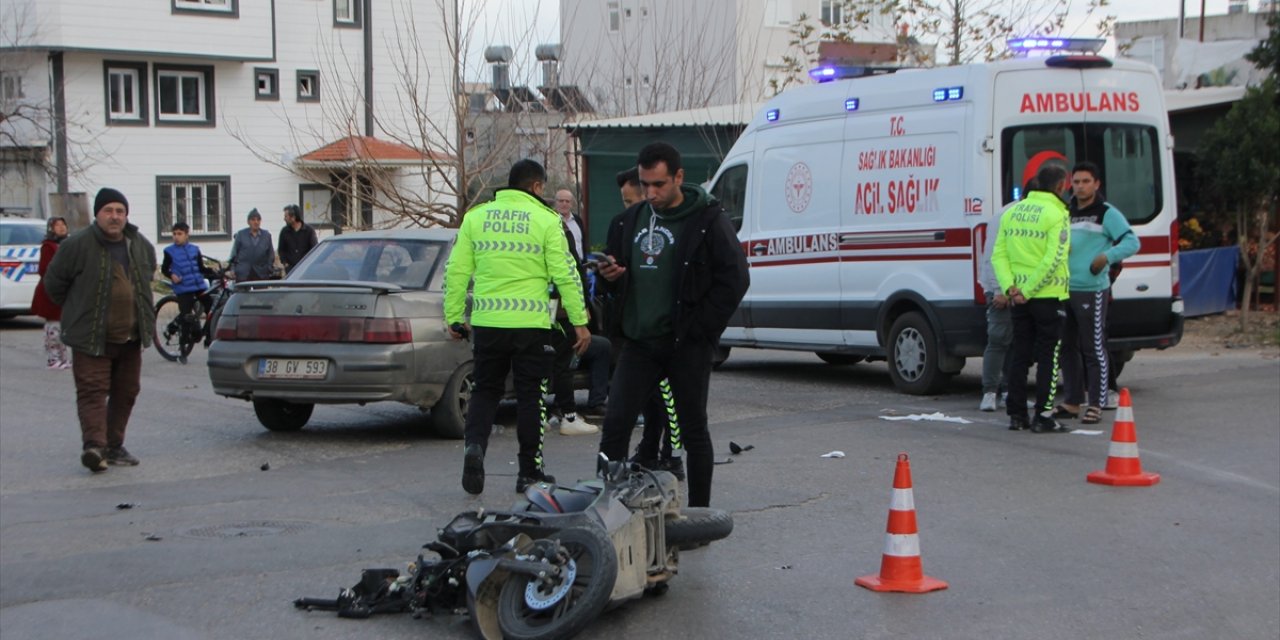 Antalya'da motosiklet ile otomobilin çarpışması sonucu sürücüler yaralandı