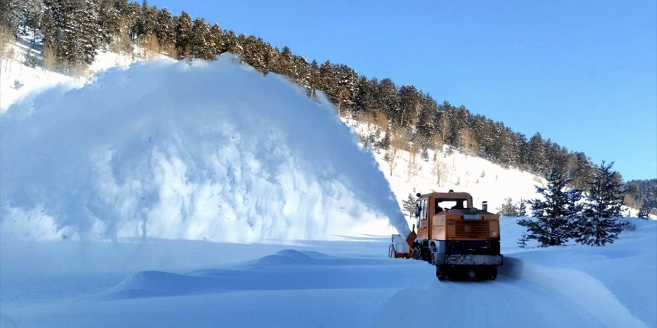 Kars'ın 2 bin 500 rakımlı bölgelerinde karla mücadele çalışması yapılıyor