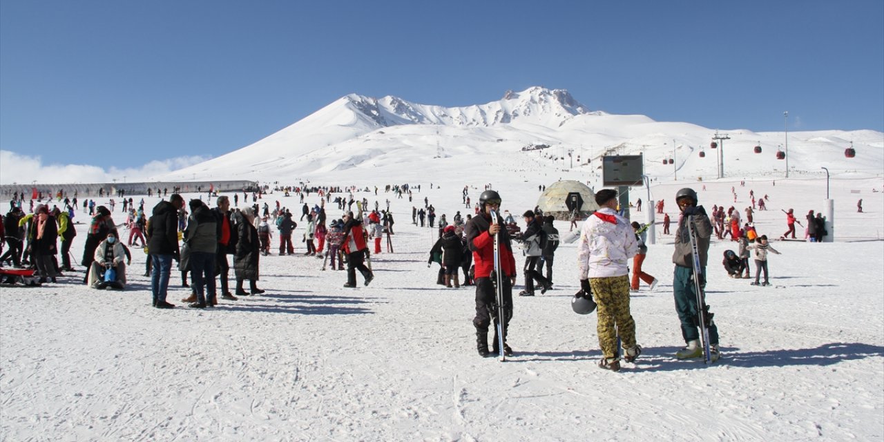 Erciyes'te yarıyıl tatilinde son gün yoğunluğu