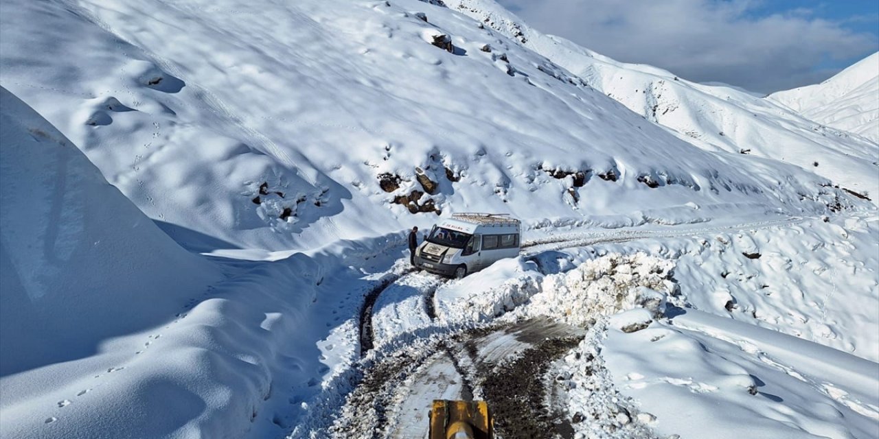 Siirt-Şırnak kara yolunda kar nedeniyle mahsur kalan araçlar kurtarıldı