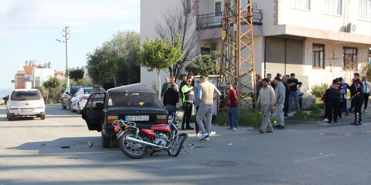 Antalya'da motosiklet ile otomobilin çarpıştığı kazada 2 kişi yaralandı