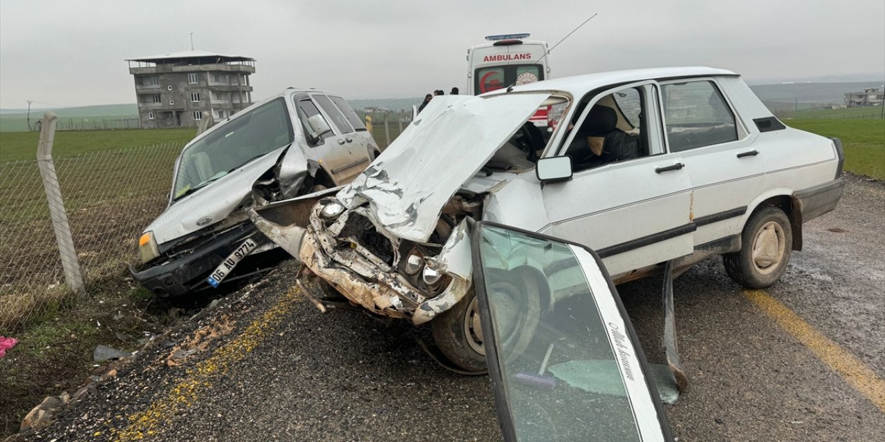Diyarbakır'da otomobil ile hafif ticari aracın çarpıştığı kazada 3 kişi yaralandı