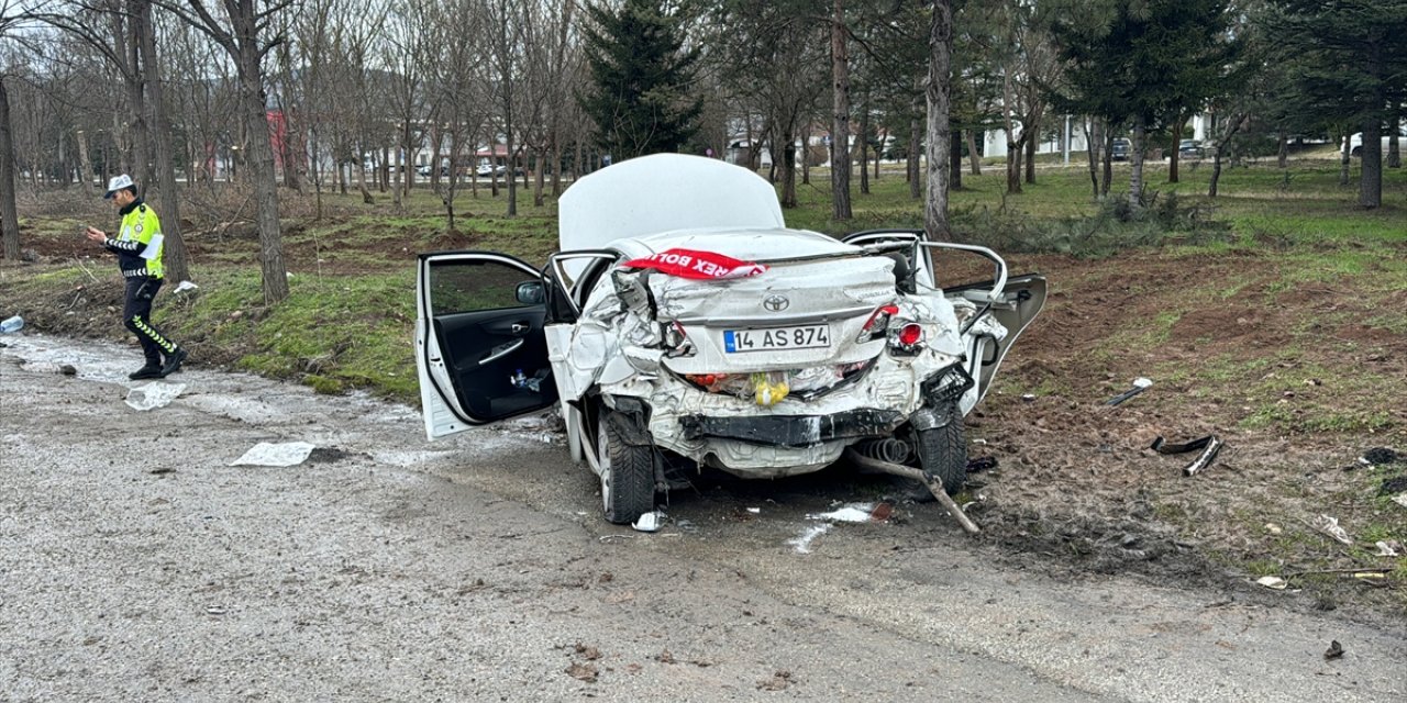 Bolu'da kamyon kırmızı ışıkta bekleyen otomobile çarptı, 3 kişi yaralandı