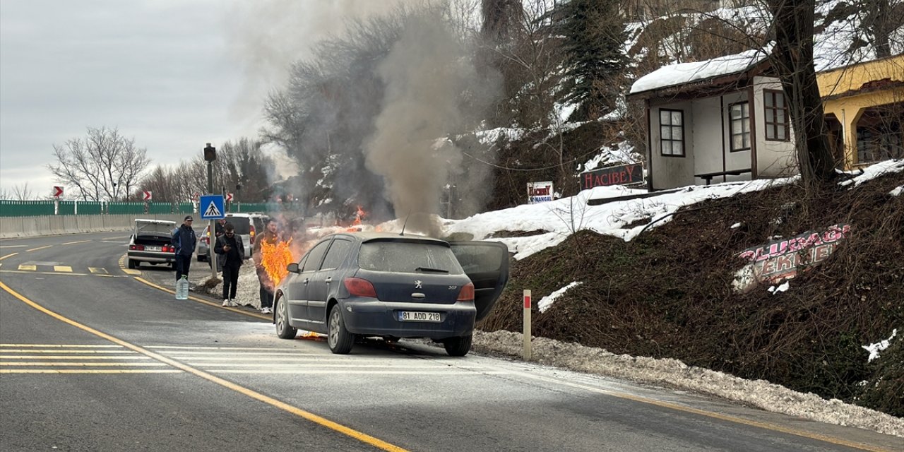 Bolu'da otomobilde çıkan yangın kar ve yangın tüpleriyle yapılan müdahaleyle söndürüldü
