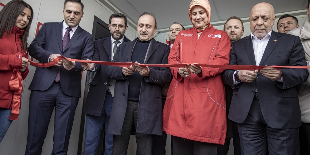 Kahramanmaraş'ta Kızılay ve HAK-İŞ depremzede çocuklar için kütüphane açtı