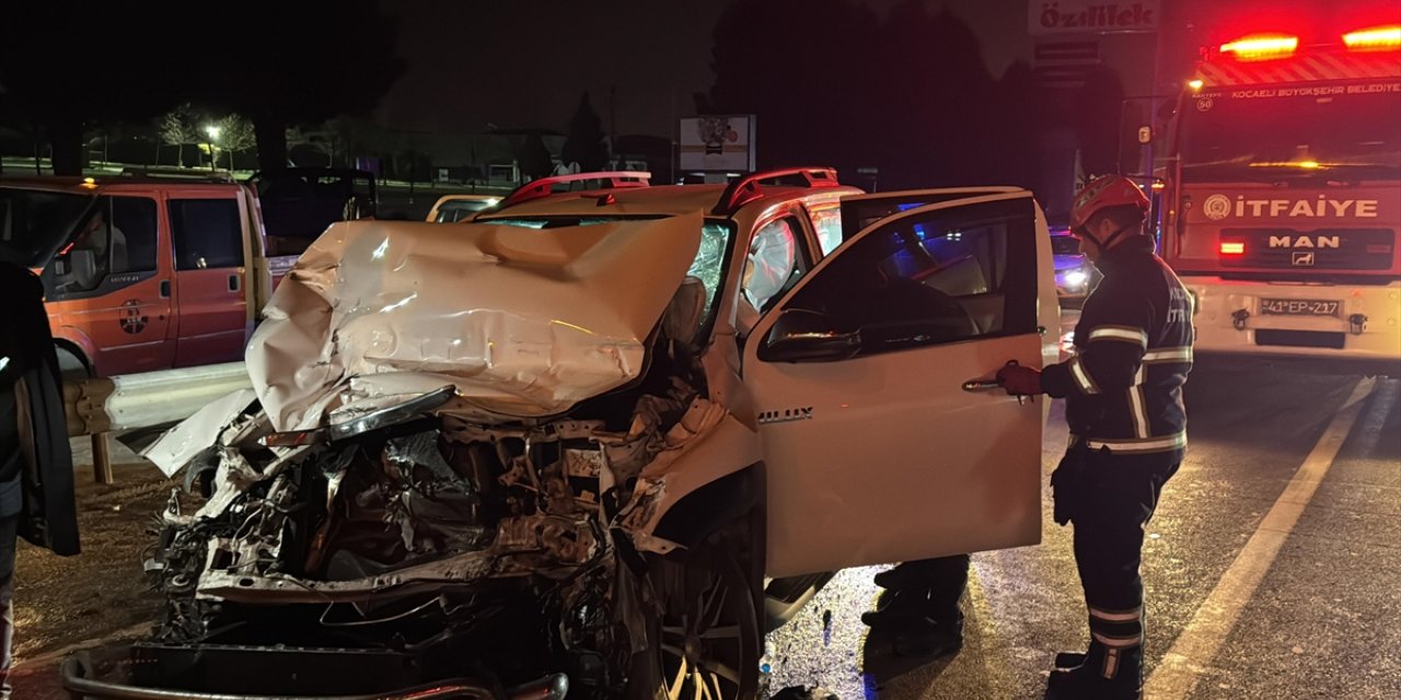 Kocaeli'de kamyona çarpan pikaptaki 3 kişi yaralandı