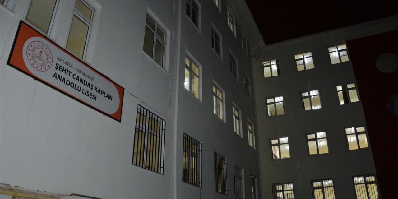 Malatya'daki okulların ışıkları 04.17'de açıldı