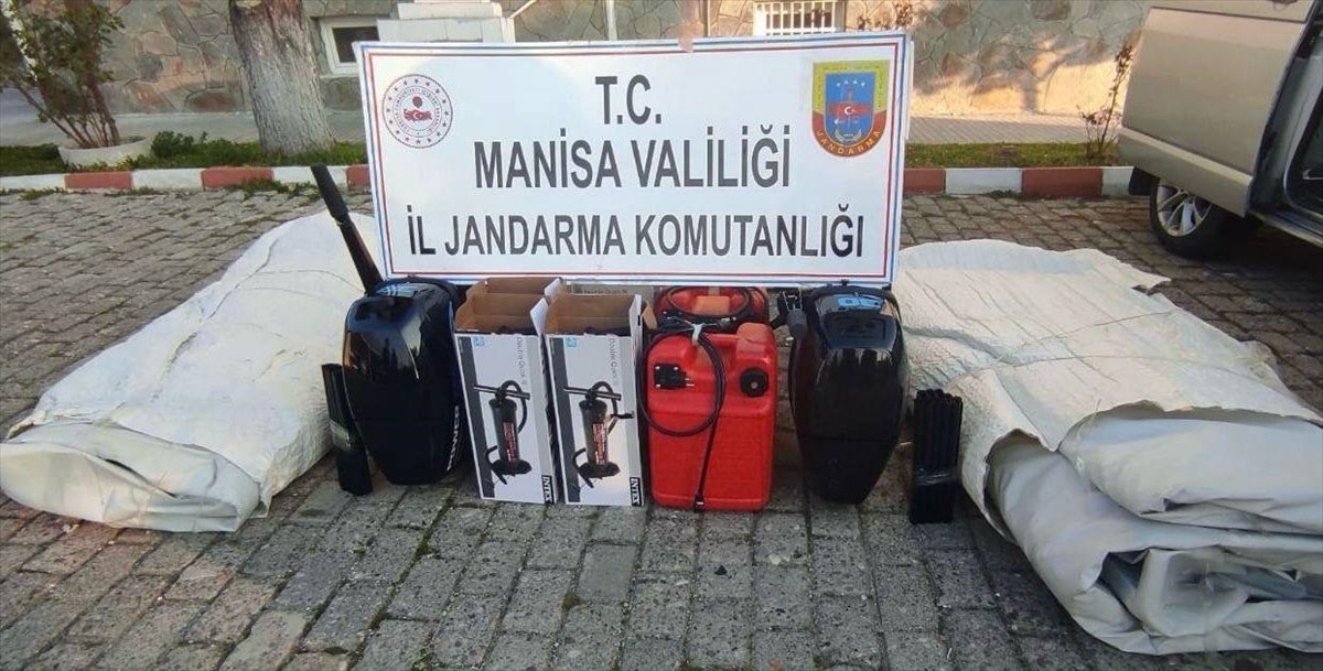 Manisa'da 44 düzensiz göçmen ile 2 göçmen kaçakçısı yakalandı