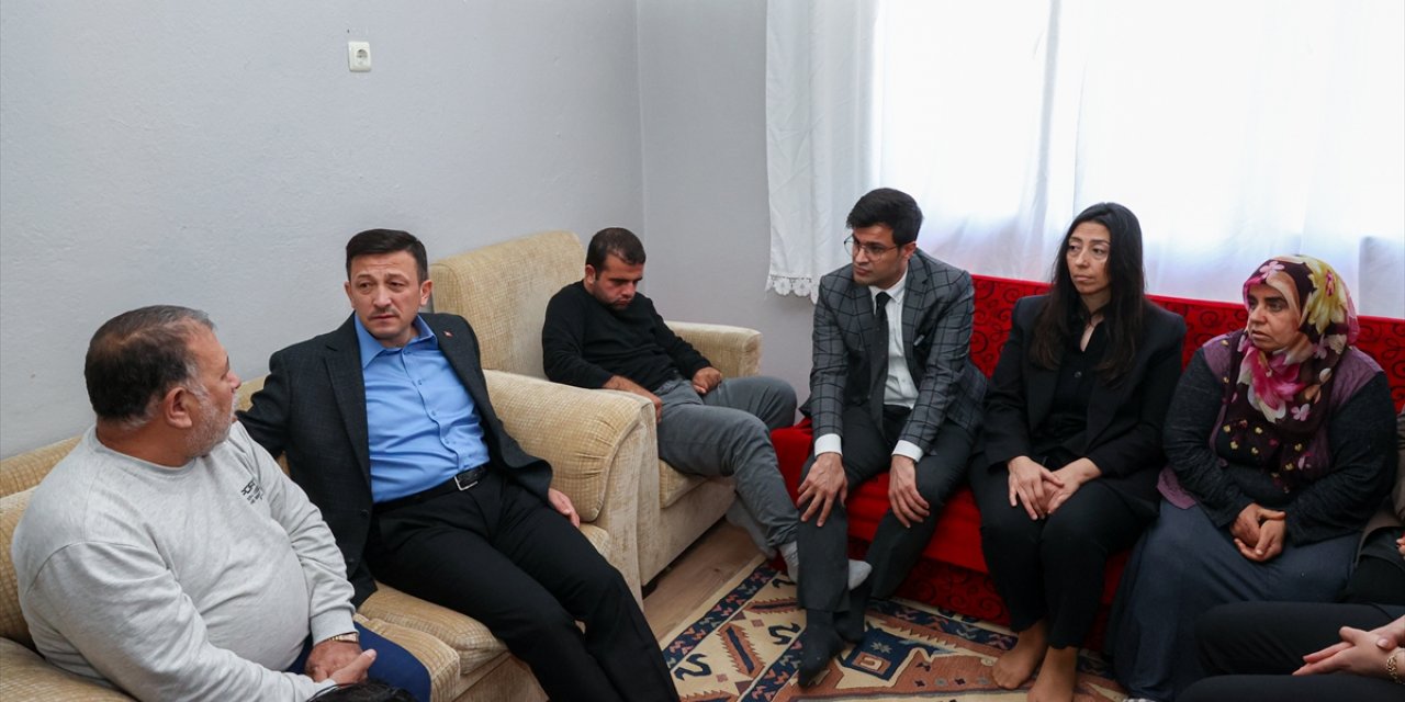 İzmir Büyükşehir Belediye Başkan adayı Hamza Dağ, depremzede aileyi ziyaret etti: