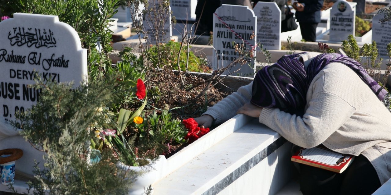 İskenderun'da depremlerde hayatını kaybedenler anıldı