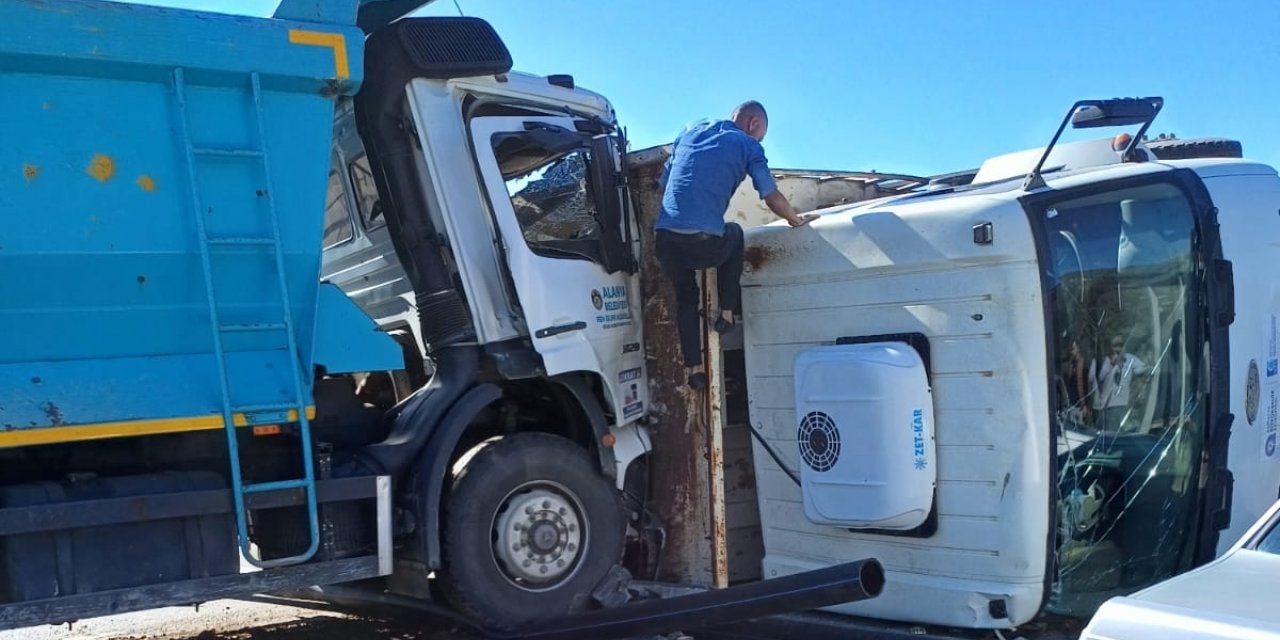 Alanya'da iki kamyonun çarpıştığı kazada 2 kişi yaralandı