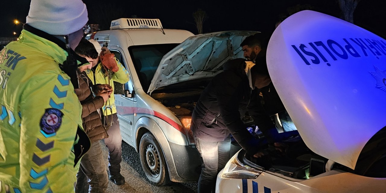 Siirt'te kamyoneti arızalanınca yolda kalan sürücüye trafik polisleri yardım etti