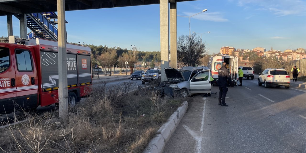 Eskişehir'de üst geçidin ayağına çarpan araçtaki 2 kişi yaralandı