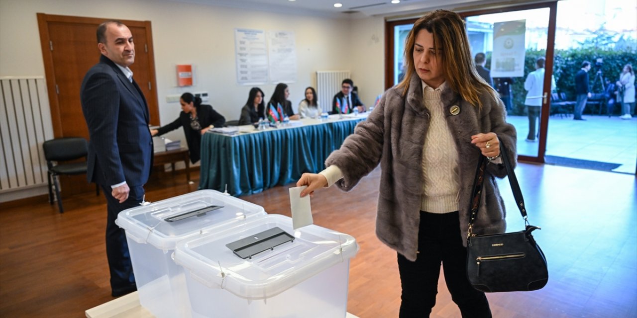 Azerbaycan vatandaşları cumhurbaşkanı seçimi için İstanbul'da sandık başına gitti