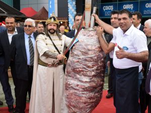 650 kilogramlık cağ kebabını vinçle taşıdılar