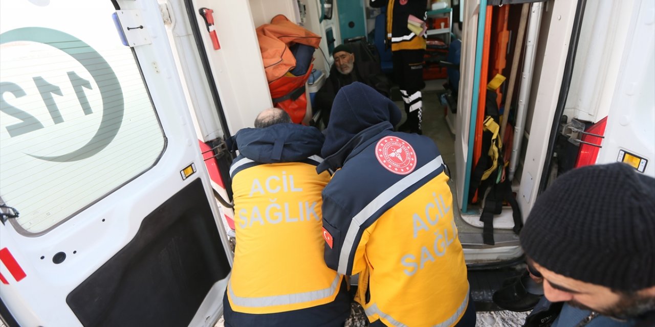 Kars'ta yolu kapanan köylerdeki hastalar, ekiplerin çalışmasıyla hastaneye ulaştırıldı