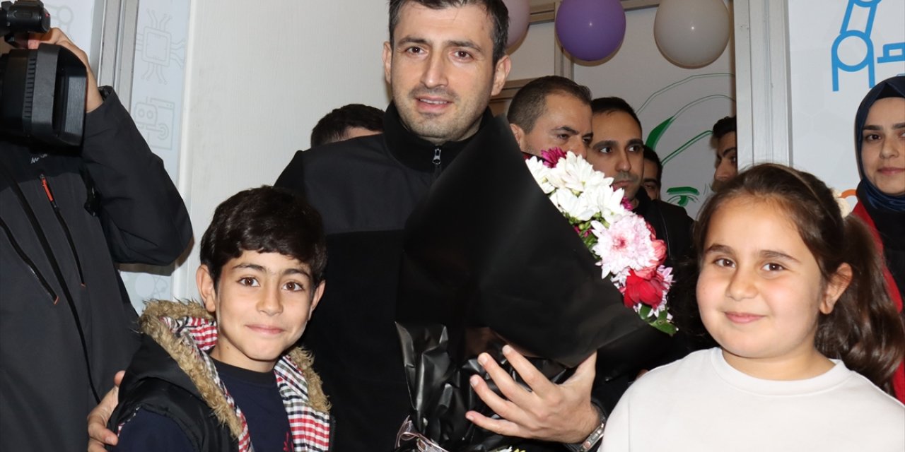 Baykar Yönetim Kurulu Başkanı Bayraktar, Adıyaman'da TEKNOFEST çadırında çocuklarla buluştu: