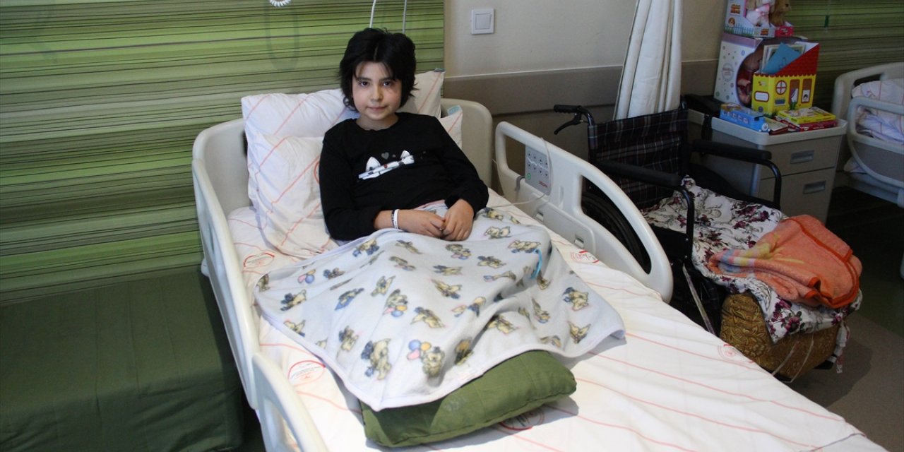 Kayseri'de tedavisi süren depremzede Aysima'nın öğretmen talebi yerine getirildi