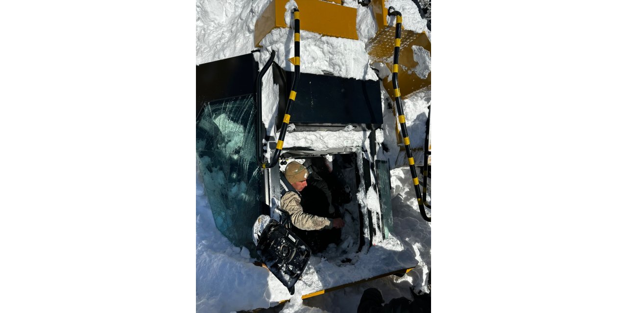 GÜNCELLEME - Erzurum'da karla mücadele çalışmasında çığ altında kalan kepçe operatörü kurtarıldı