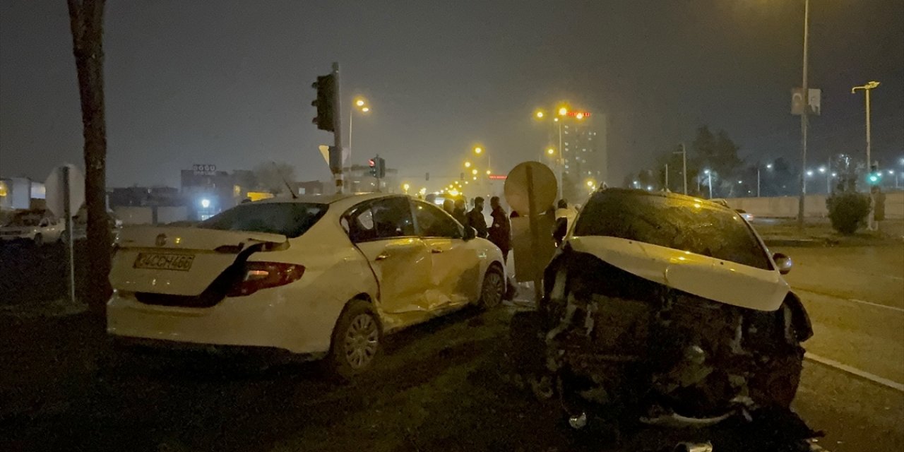 Diyarbakır'da 2 otomobilin çarpışması sonucu anne ve çocuğu yaralandı