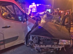Aksaray'da minibüs ile otomobil çarpıştı: 1 ölü, 1 yaralı