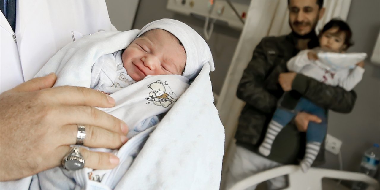 Hatay Eğitim ve Araştırma Hastanesi'nde doğan ilk bebeğe "Fuat" adı verildi