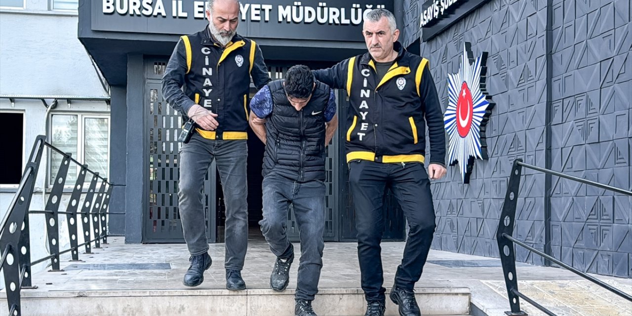 GÜNCELLEME 3 - Bursa'da anne babasını ve kardeşini öldürdüğü iddiasıyla adliyeye sevk edilen şüpheli tutuklandı