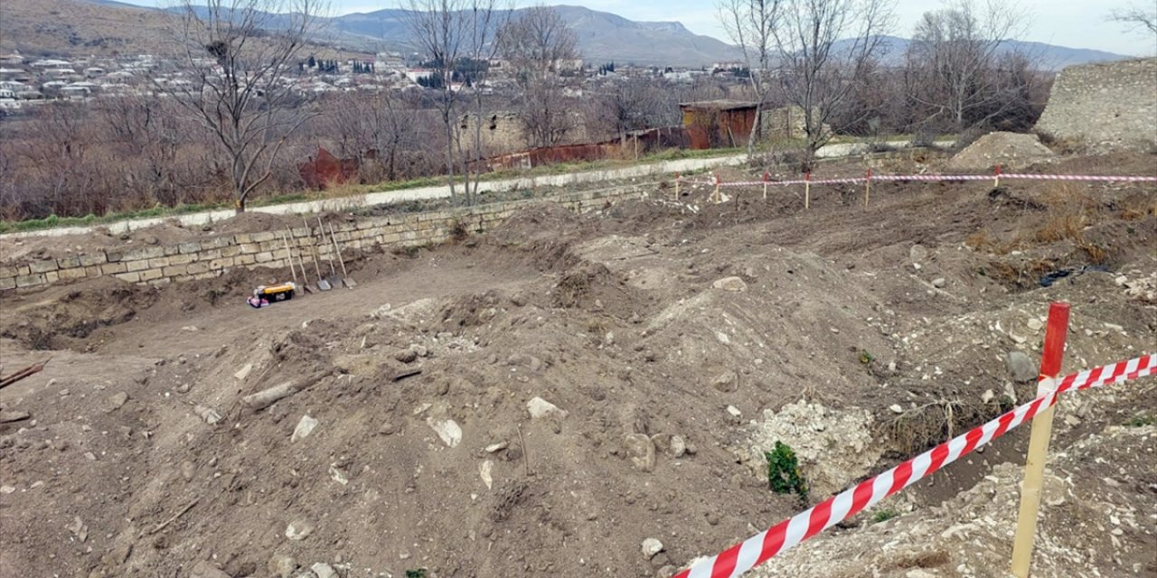 Karabağ'da, Hocalı Katliamı kurbanlarına ait olduğu tahmin edilen toplu mezar bulundu